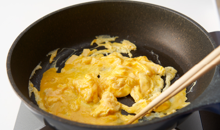 主食　ふわふわ卵の豚こま丼　作り方1